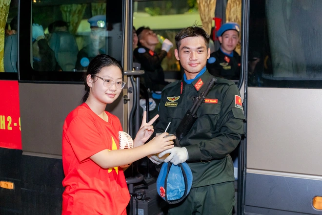 VIDEO: Khoảnh khắc đáng yêu mà bộ đội và người dân dành cho nhau tại điểm tập kết tối Sơ duyệt A80 - 19