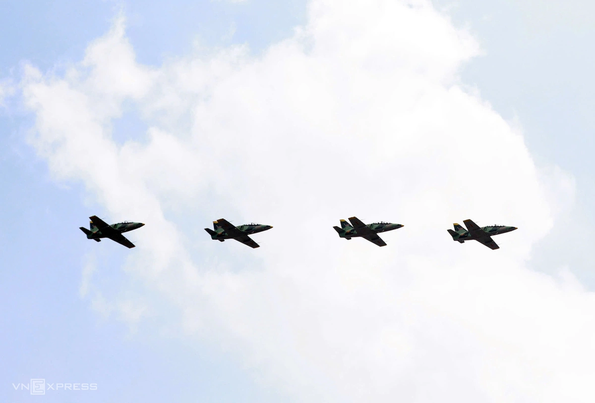 Đội hình L-39 do phi công Trung đoàn 910 điều khiển xếp hình bậc thang, giãn cách nhau. Ảnh: Đức Đồng
