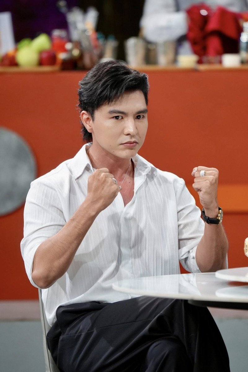 Mỹ nam 6 múi cao 1m78 hot nhất phim &#39;Mưa đỏ&#39; là ai? - 14
