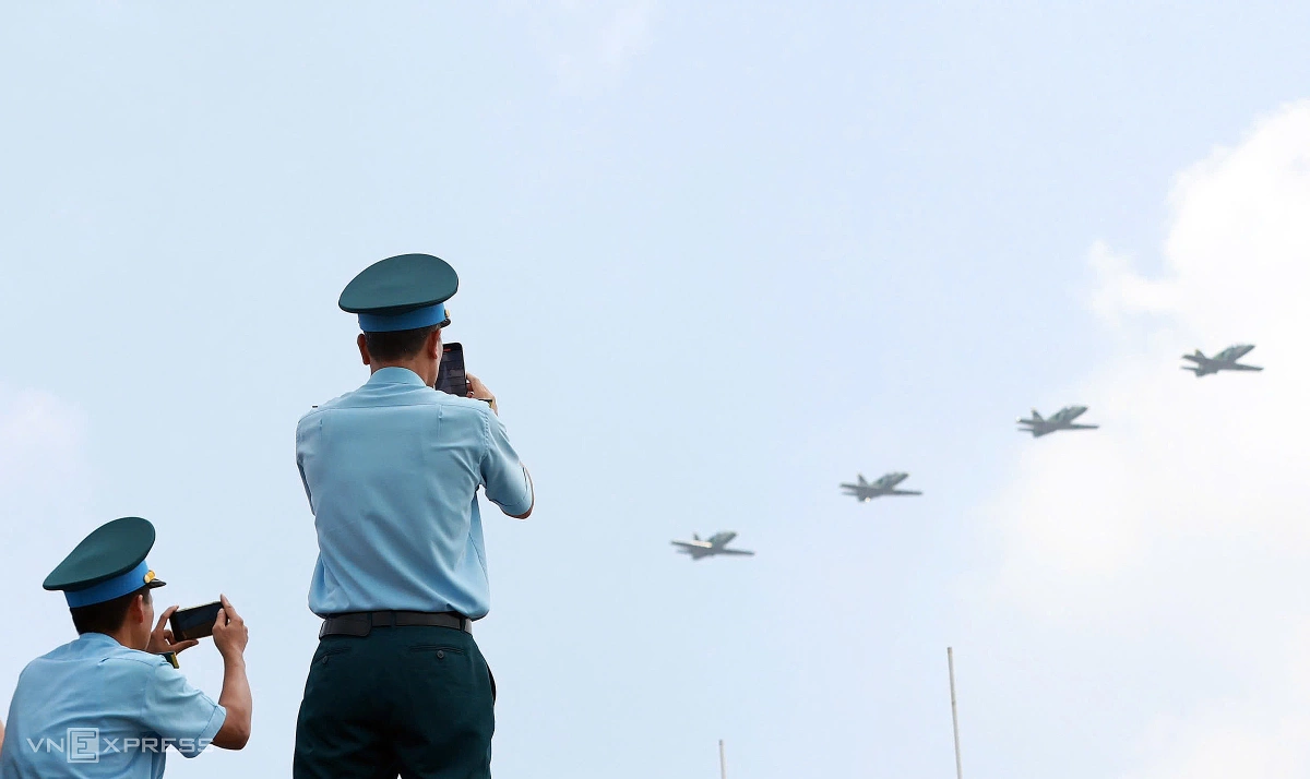 Lực lượng chỉ huy bay quan sát đội hình L-39NG từ điểm cao. Ảnh: Đức Đồng