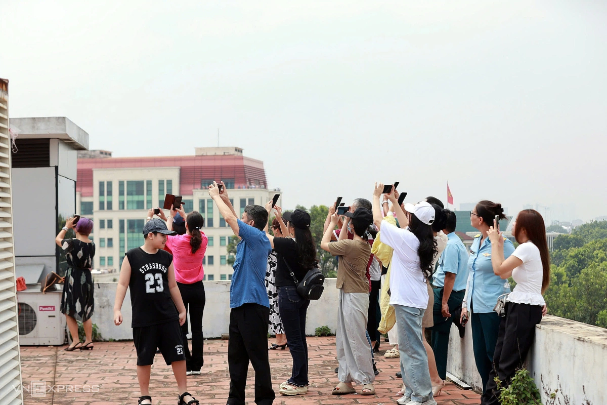 Nhiều người dân chọn vị trí điểm cao để quan sát máy bay. Ảnh: Đức Đồng