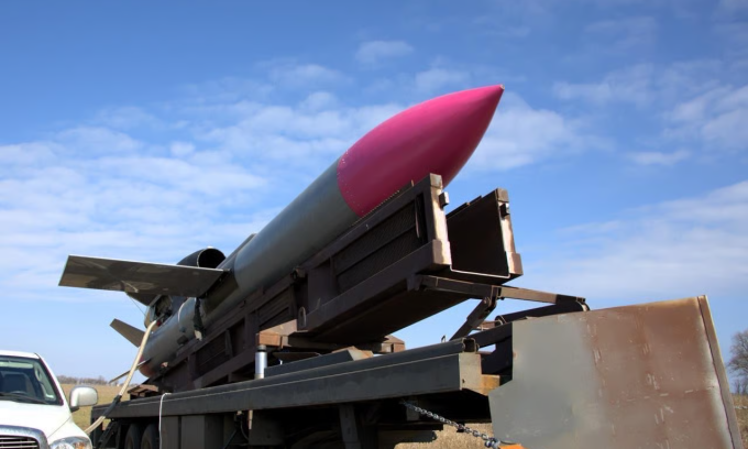 Tên lửa Flamingo với phần đầu màu hồng trong bức ảnh công bố ngày 21/8. Ảnh: Fire Point