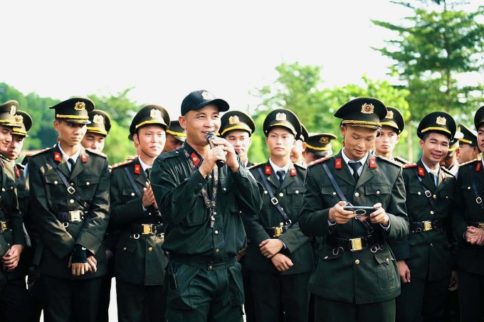 Bùi Văn Dũng bên các học trò. Ảnh: NVCC