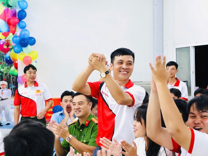 Thiếu tá Bùi Văn Dũng tham gia huấn luyện diễu binh A80. Ảnh: NVCC