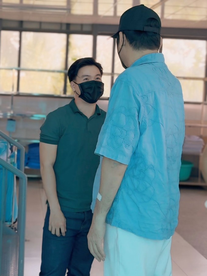 Trợ lý đến thăm Huỳnh Anh Tuấn.