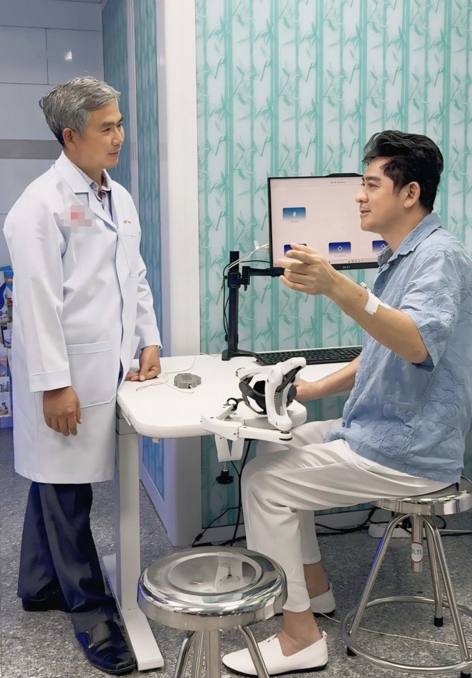 Bác sĩ hướng dẫn Huỳnh Anh Tuấn tập luyện.