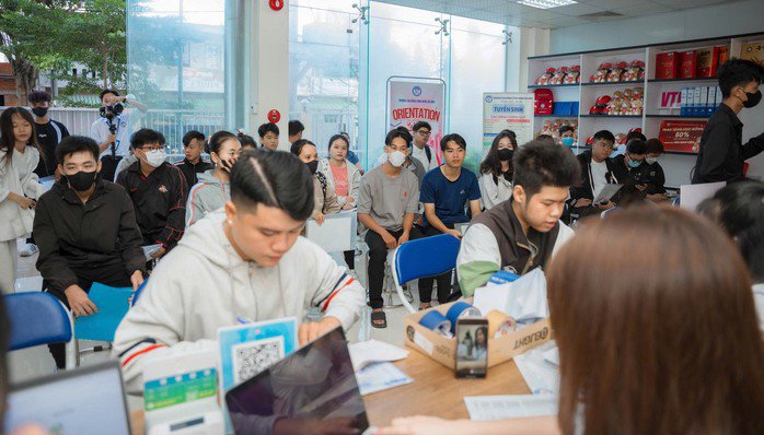 Sau khi có điểm chuẩn trúng tuyển đại học, nhiều thí sinh đến nộp hồ sơ xét tuyển trực tiếp tại Trường CĐ Công nghệ Sài Gòn