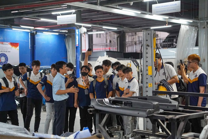 Sinh viên Trường CĐ Bách khoa Bách Việt tham gia kỳ thực tập nhận thức tại các trung tâm dịch vụ lớn ở TP HCM