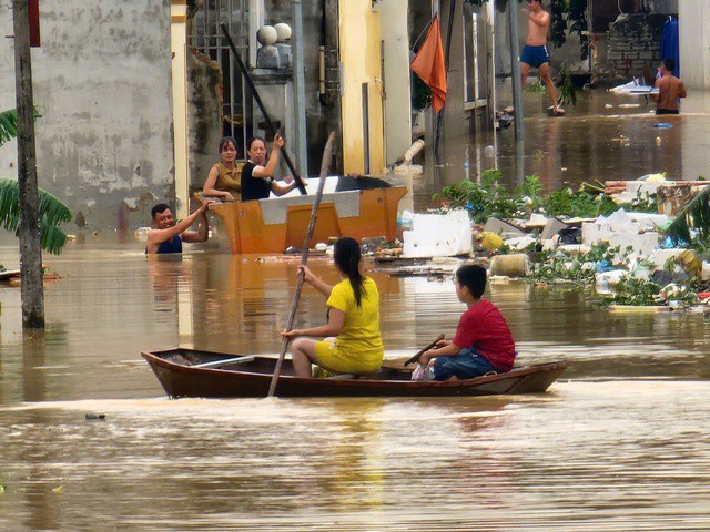 Người dân đi lại bằng thuyền.