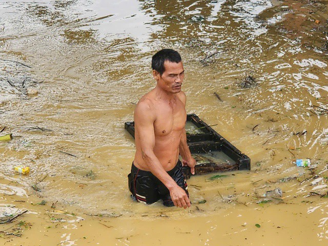 Lội nước thu dọn đồ đạc.