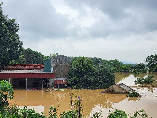 Hơn 2 nghìn ngôi nhà tại phường Hàm Rồng ngập sâu trong nước.