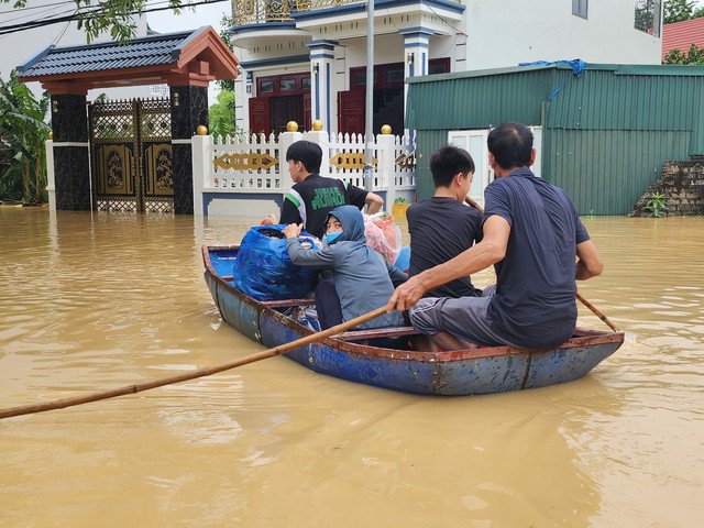 Người dân dùng thuyền vận chuyển lương thực, thực phẩm.