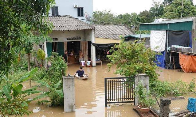 Nhà dân bị ngập sâu trong nước.