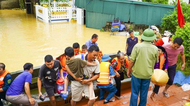Lực lượng chức năng đưa người dân đến nơi an toàn.
