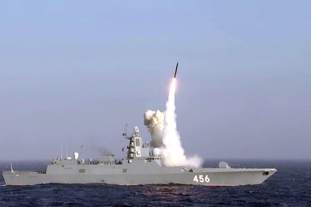 Phóng tên lửa hành trình Kalibr từ tàu khu trục Đô đốc Golovko của Hạm đội Phương Bắc. (Nguồn: RIA Novosti)