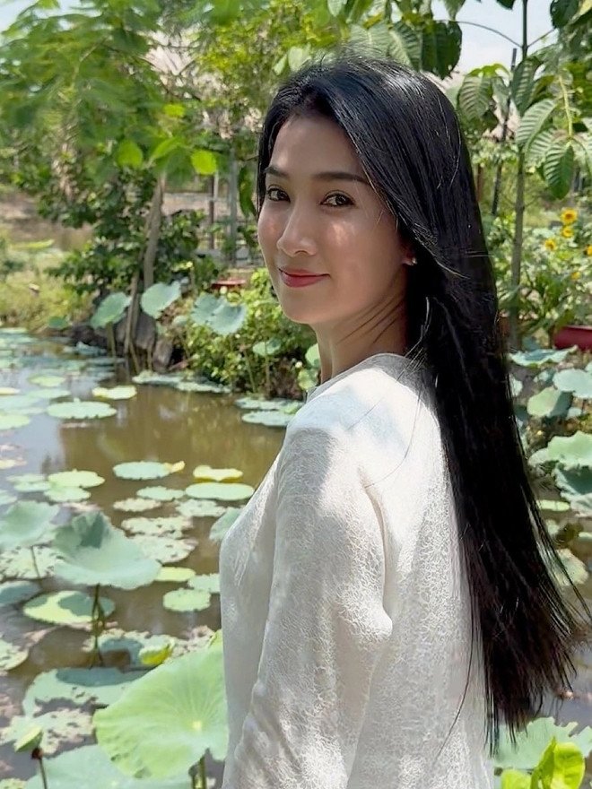 Diễn viên Quỳnh Lam tỏa sáng với vẻ đẹp dịu dàng trong hậu trường phim mới.&nbsp;