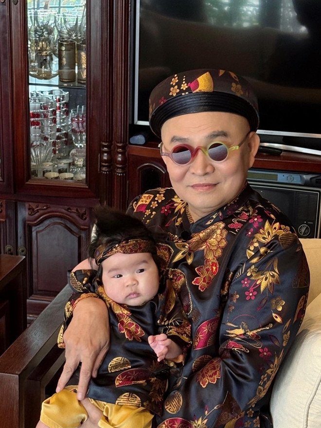 NSƯT Xuân Hinh cùng cháu trai may áo dài mới, chuẩn bị đón chào lễ Quốc khánh 2/9.