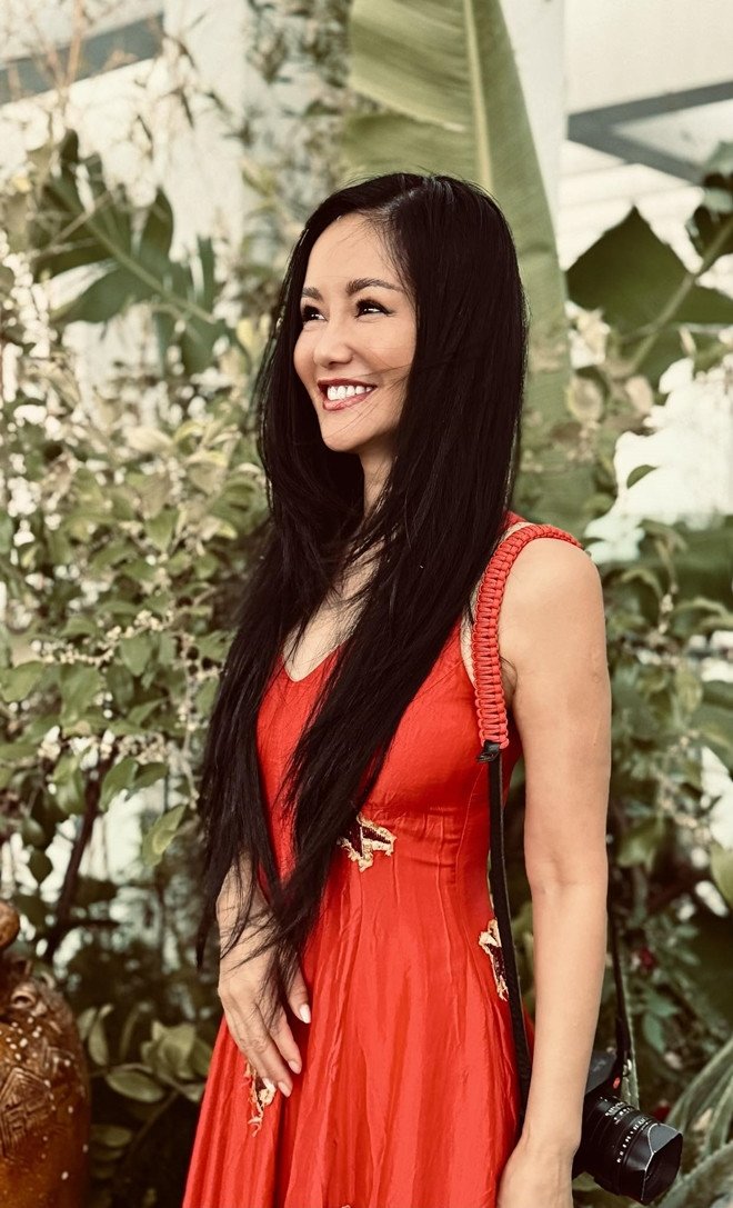 Diva Hồng Nhung tự hào diện lại chiếc đầm đỏ 30 năm tuổi chuẩn bị cho các hoạt động biểu diễn mừng Quốc khánh 2/9.