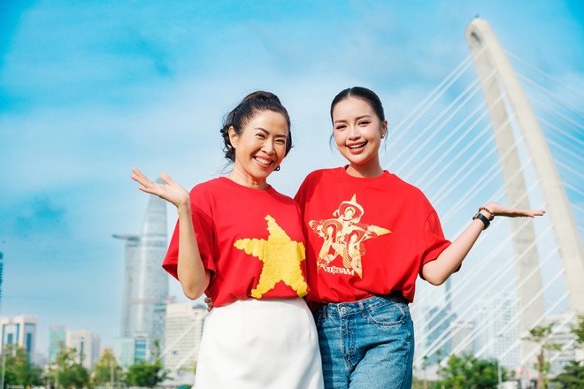 MC Quỳnh Hoa và Hoa hậu Ngọc Châu hào hứng quảng bá bộ sưu tập áo VietNamLove chào mừng Quốc khánh.