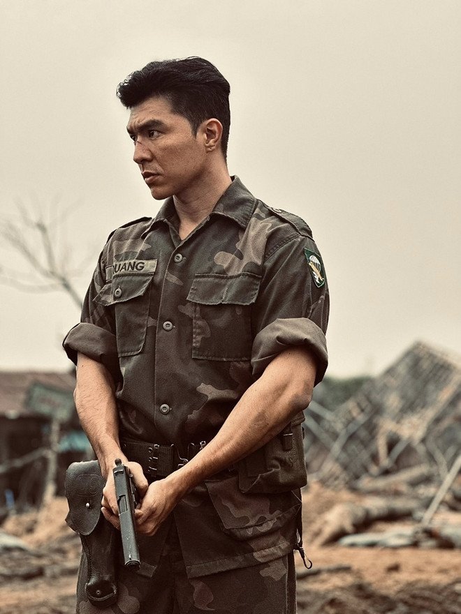 Diễn viên Steven Nguyễn ấn tượng với tạo hình nhân vật trong bộ phim chiến tranh "Mưa đỏ" vừa ra mắt. Anh nhắc lại câu thoại trong phim: "Nếu không phải thời chiến tranh loạn lạc. Tao với mày đã có thể là những thằng bạn chơi được đó".