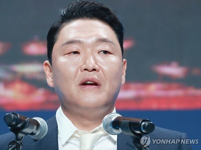 Psy chỉ nhận lỗi để người khác lấy thay thuốc, phủ nhận cáo buộc kê đơn sai quy trình. Ảnh: Yonhap.