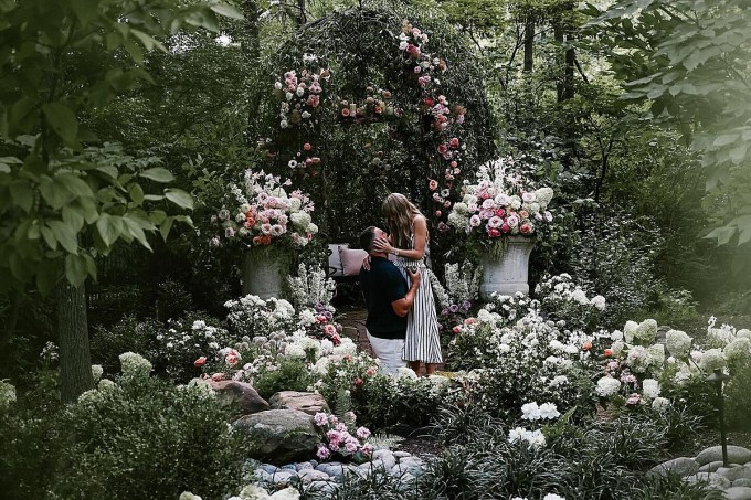 Travis Kelce cầu hôn Taylor Swift trong khu vườn đầy hoa. Theo People, chuyên gia ước tính tổng chi phí mua hoa, trang trí khoảng 38.000 USD. Ảnh:Instagram/ Taylor Swift
