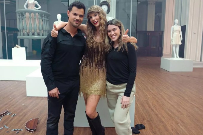 Taylor Swift chụp ảnh cùng vợ chồng Taylor Launer. Ảnh: Instagram Tay Lautner