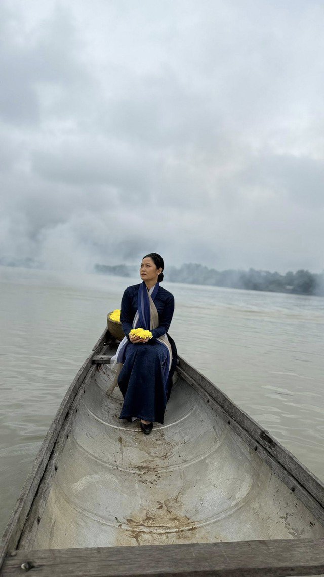 Diễn viên Đinh Thúy Hà đã chứng minh chị có thể biến hóa các vai diễn mà không sợ "một màu" khi tham gia dự án phim điện ảnh cách mạng "Mưa đỏ". 