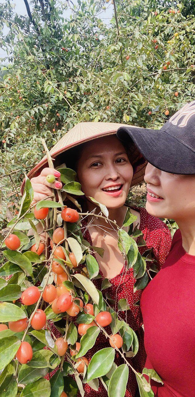 Nếu như trên phim, Đinh Thúy Hà là một người mẹ kiên cường thì ngoài đời chị sống bình dị với những điều nhẹ nhàng. Chị ít khi make-up mà thường để làn da của mình một cách tự nhiên.