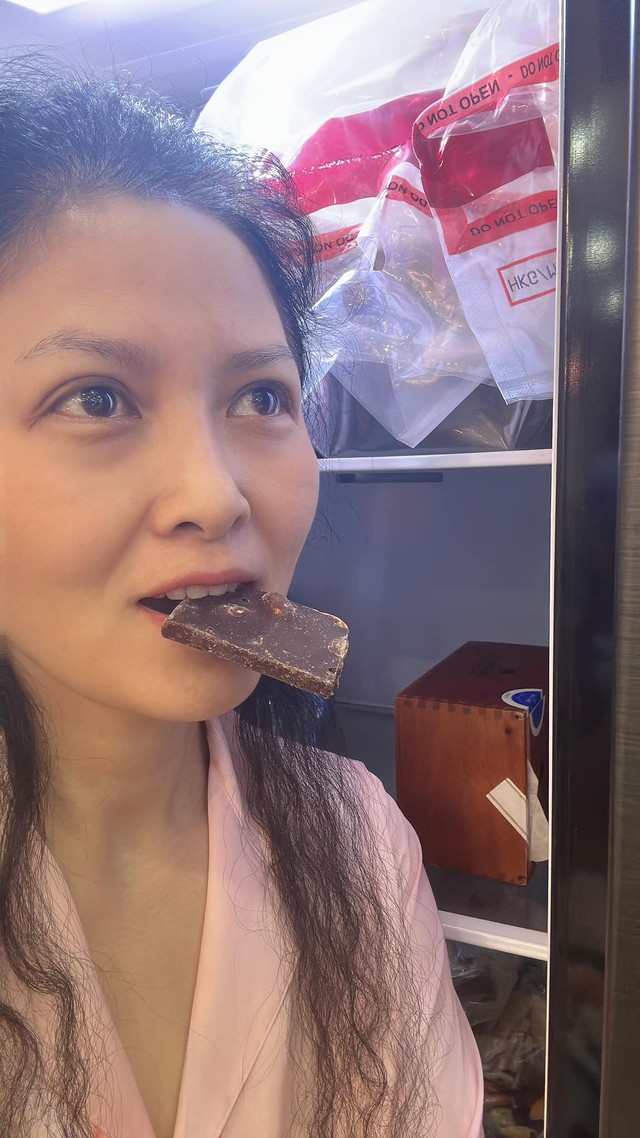 Đinh Thúy Hà thoải mái khoe mặt mộc mịn màng của mình với khán giả.