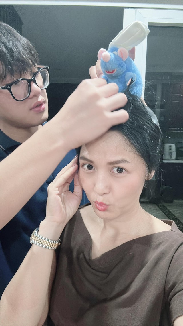 Ở tuổi 47, chị vẫn tự tin với làn da "hack tuổi" của mình. Với Đinh Thúy Hà, những thứ tự nhiên sẽ giúp cho vẻ ngoài luôn tươi trẻ.