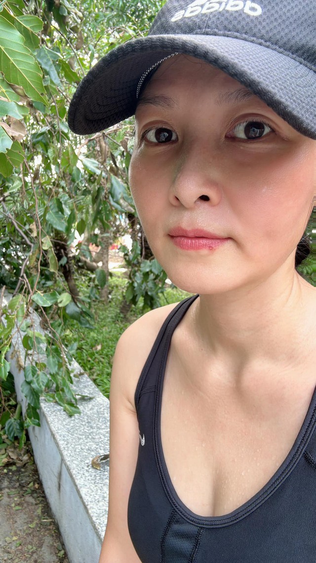 Để có được làn da đẹp như vậy, ngoài hạn chế make-up, chị còn chị khó tập thể dục để thanh lọc bên trong giúp da thêm mịn màng.