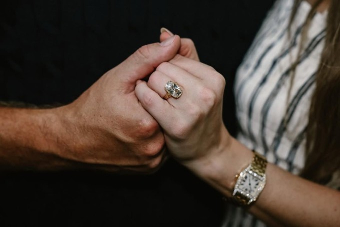 Nhẫn đính hôn của Taylor Swift mang vẻ cổ điển, ăn ý với chiếc đồng hồ Cartier của cô. Ảnh: Instagram Taylor Swift