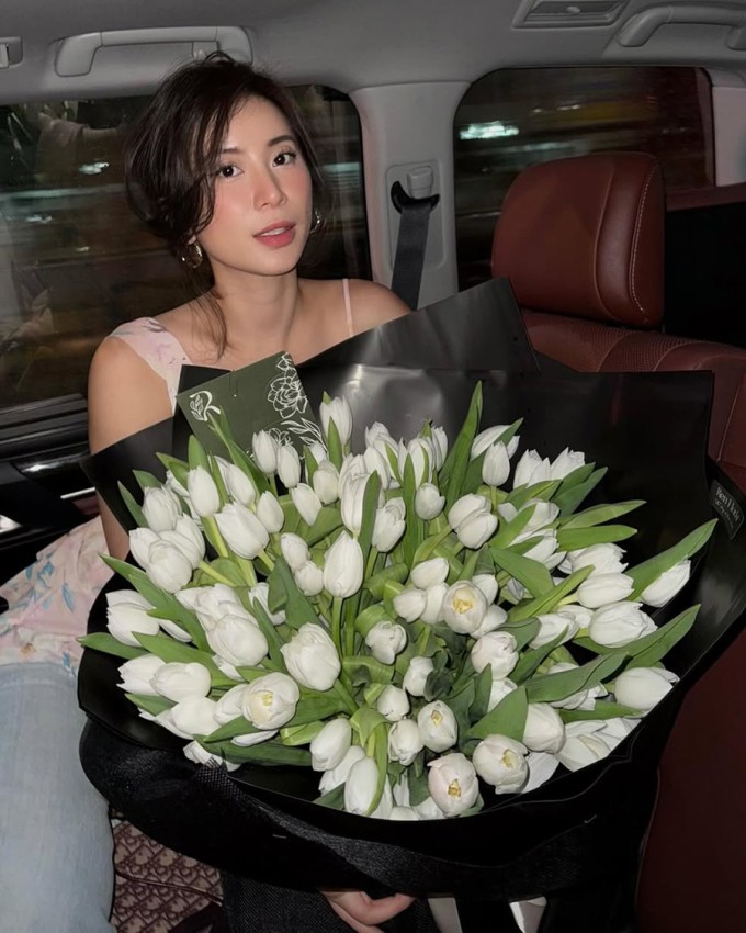 Cựu hot girl thường xuyên khoe cuộc sống giàu có, sang chảnh trên mạng xã hội.