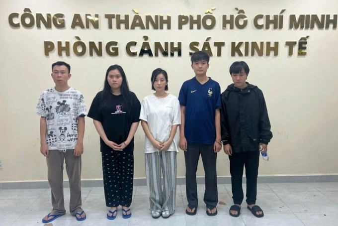 Miss Audition 2006 Ngọc Anh (thứ ba từ trái qua) và các đồng phạm khi bị bắt. Ảnh: Công an cung cấp