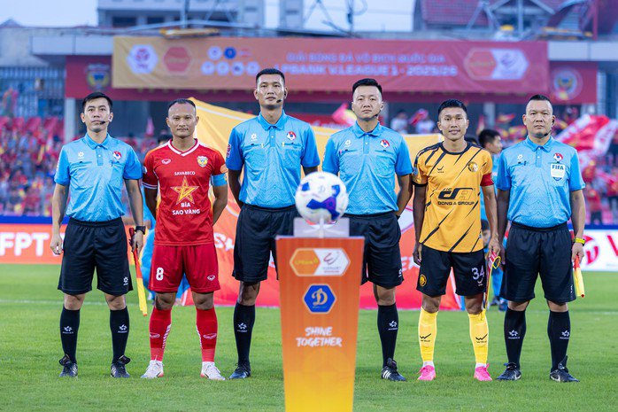 Đội trưởng Doãn Ngọc Tân (áo vàng)