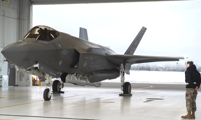 Tiêm kích F-35A bên trong nhà chứa máy bay tại căn cứ Eielson hồi năm 2024. Ảnh: USAF