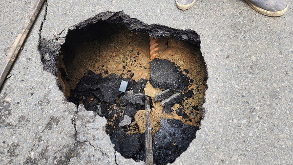 Hình ảnh hố sụt trên phố Đội Cấn. Ảnh: Việt Anh.