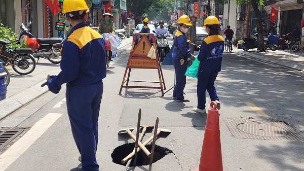 Chỗ hố sụt đã được đặt cảnh báo. Ảnh: Việt Anh.