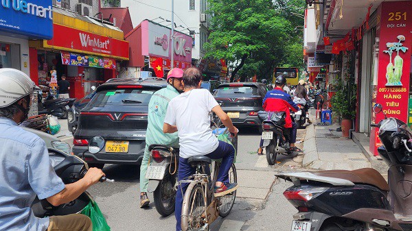 Thời điểm xảy ra sự cố, giao thông qua khu vực bị ùn tắc. Ảnh: Việt Anh.