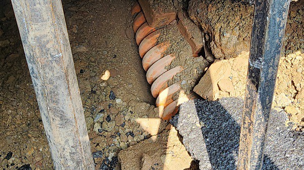 Nhìn rõ đường ống công trình ngầm trong hố. Ảnh: Việt Anh.