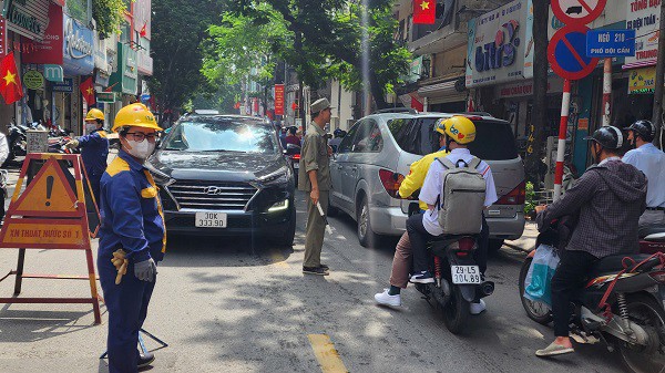 Công nhân và đội dân phòng hỗ trợ điều tiết giao thông. Ảnh: Việt Anh.