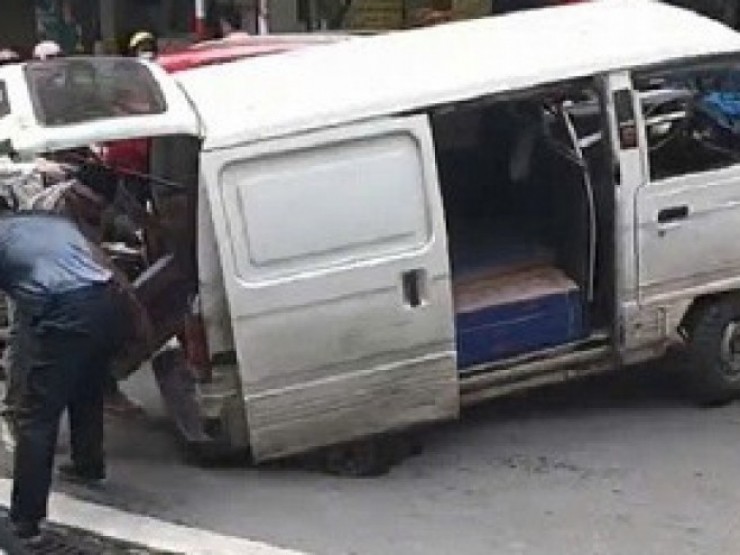 Ô tô bất ngờ ‘sụt hố’ trên phố Đội Cấn, Hà Nội