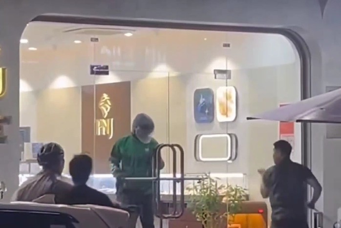 Người dân khóa trái cửa, nhốt tên cướp tiệm vàng nhưng bất thành