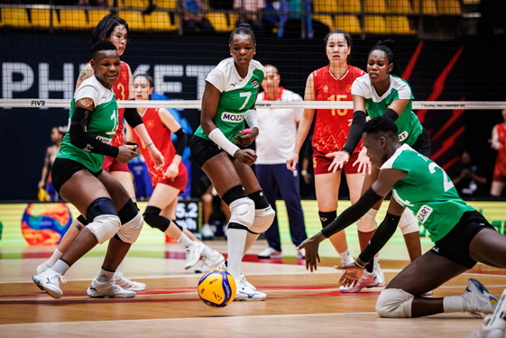 Tuyển Việt Nam (bên kia lưới) khép lại hành trình lịch sử ở đấu trường thế giới. (Ảnh: FIVB)