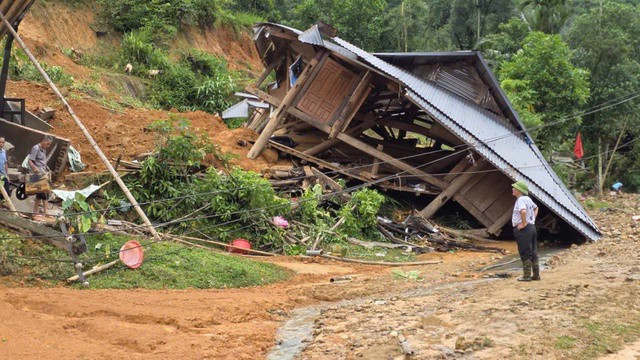 Người dân bàng hoàng trước cảnh tượng kinh hoàng của lũ quét. (Ảnh: Hà Thị Thuý).