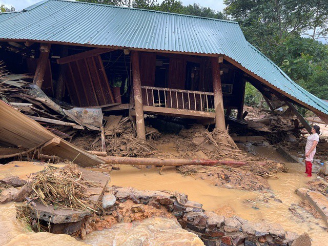 Nhiều ngôi nhà bị hư hại nghiêm trọng. (Ảnh: Hà Thị Thuý).