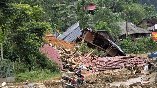 Nhiều ngôi nhà bị lũ cuốn tan hoang. (Ảnh: Hà Thị Thuý).