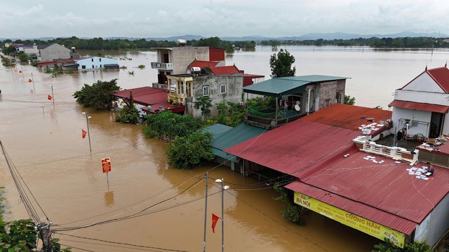 Vùng rốn lũ xã Kim Tân chìm trong nước.