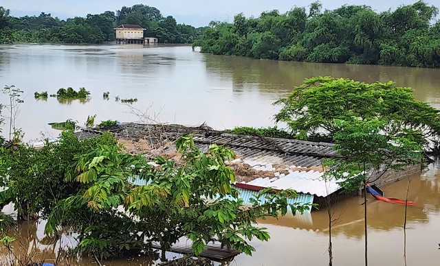 Có những ngôi nhà ngập toàn bộ.